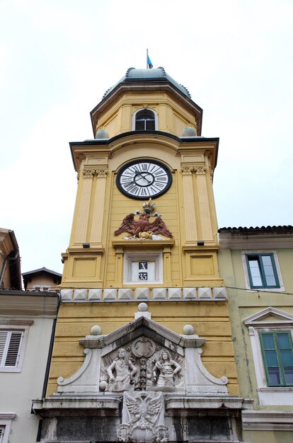 La torre del reloj de la ciudad barroca en Rijeka