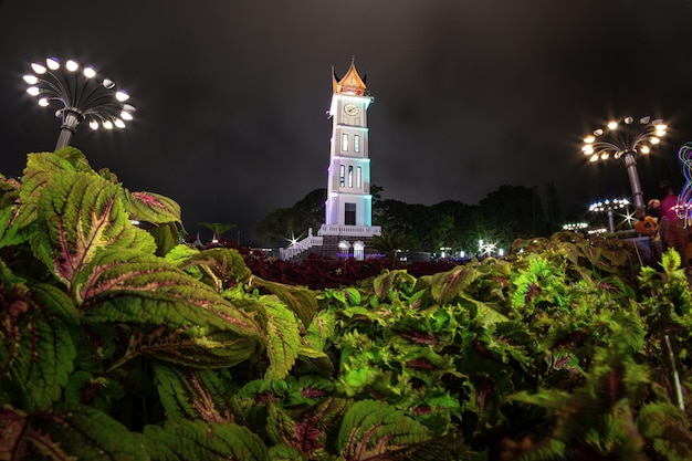 Torre del reloj en la ciudad de Bukittinggi, Sumatra Occidental