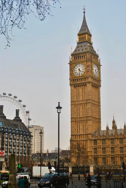 Foto torre del reloj en la ciudad