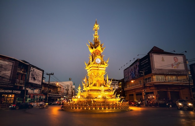 Torre del reloj dorado en chiang rai