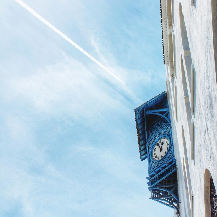 Foto torre del reloj en un edificio blanco