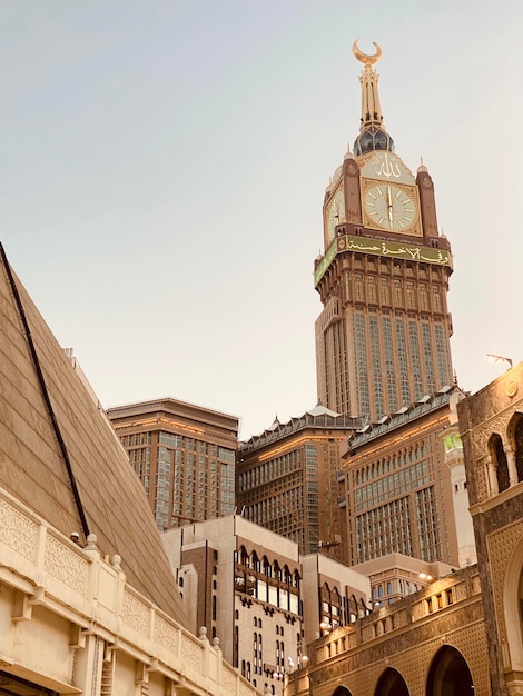 Una torre de reloj está en medio de una ciudad.