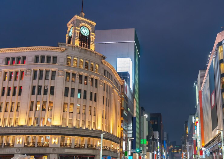 Torre del reloj con fondo blanco en el distrito de Ginza Tokio JAPÓN