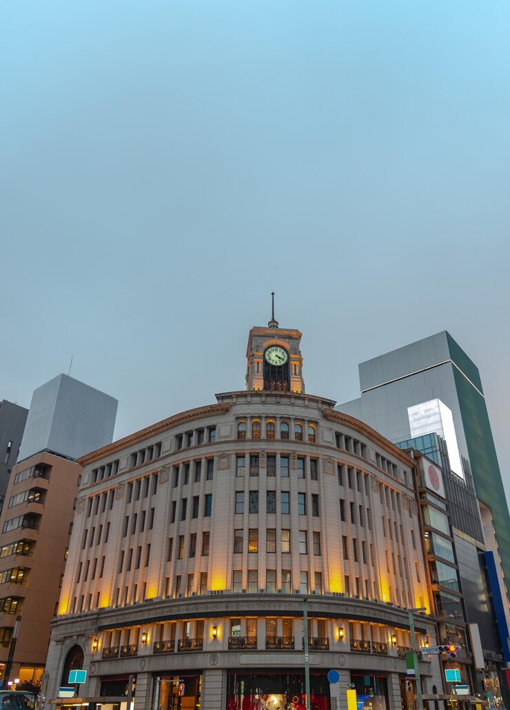 Torre del reloj con fondo blanco en el distrito de Ginza Tokio JAPÓN