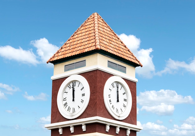 Torre del reloj con fondo de cielo azul