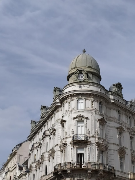 una torre del reloj con un fondo de cielo y unas pocas nubes