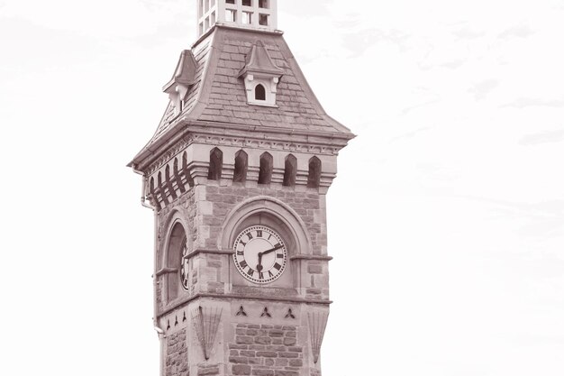 Torre del reloj en heno en Wye, Gales, Reino Unido en tono sepia en blanco y negro