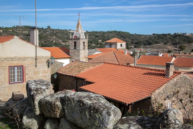 Torre del reloj de la iglesia y tejados Castelo Mendo Village, Portugal