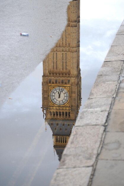 Torre del reloj en medio de edificios en la ciudad