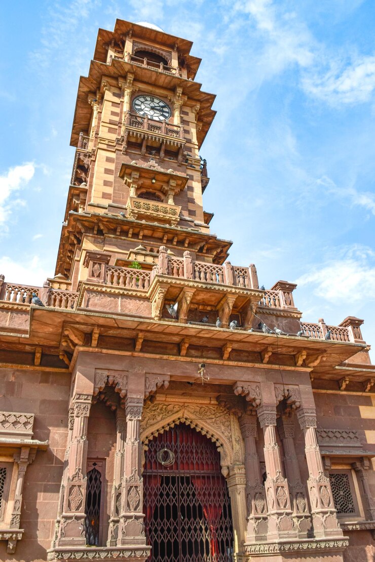 La torre del reloj del mercado de Sardar con un cielo azul brillante en el fondo en Jodhpur