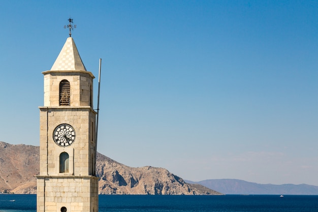 Torre del reloj en los muelles de la isla de Symi, Grecia