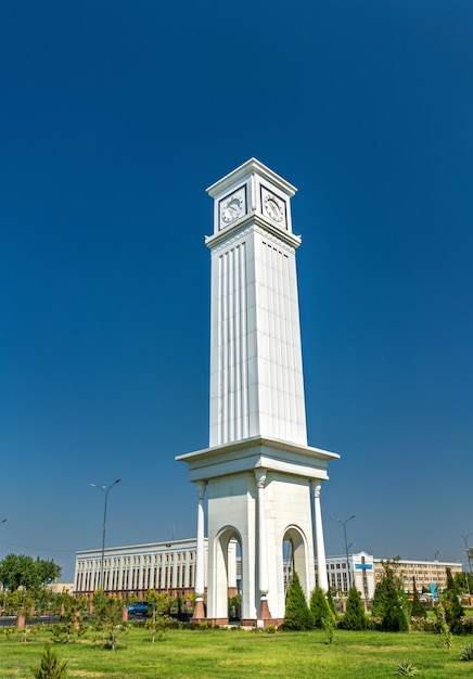 Torre del reloj en el parque Al-Xorazmiy en Urgench, Uzbekistán. Asia Central