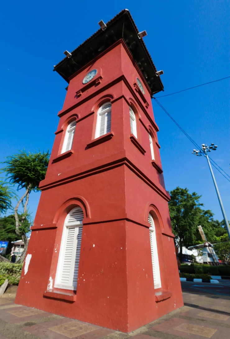 Foto torre del reloj en la plaza holandesa contra el cielo