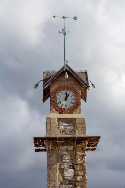 Foto torre del reloj en un primer plano de fondo de cielo nublado