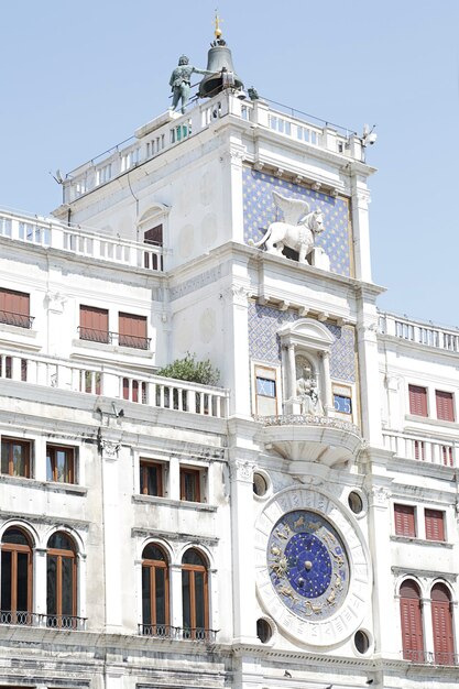 Foto torre del reloj con reloj astronómico (torre dell'orologio), ubicado en la piazza san marco, venecia, italia