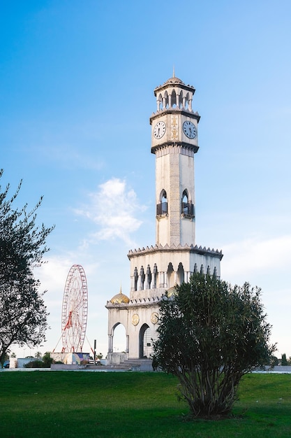 Foto una torre del reloj con un reloj en la parte superior