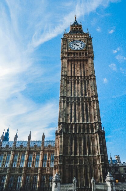 Una torre de reloj con el tiempo de 12: 30 en él