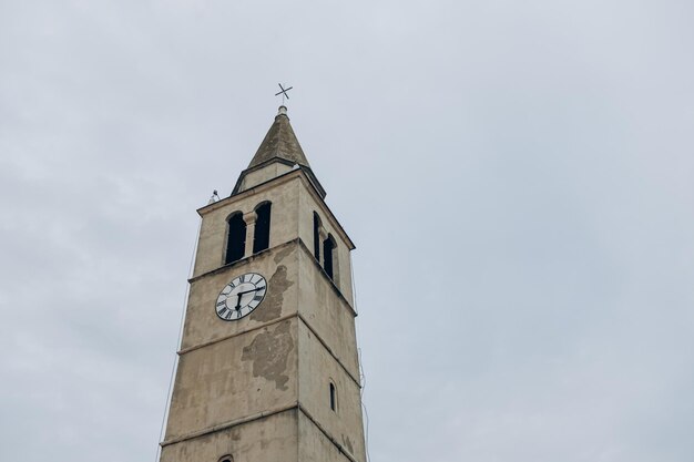 Foto una torre de reloj con el tiempo de 12: 30 en él