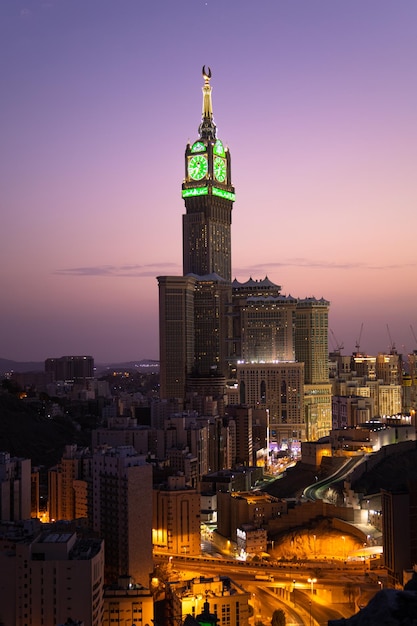 Una torre de reloj con el tiempo de 12: 40 en él