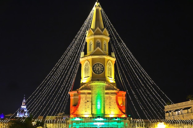 Torre del reloj de la vendimia en la noche de Cartagena, Colombia