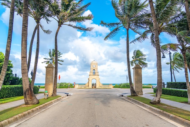 Torre del reloj de Worth Avenue en Palm Beach, Florida, EE.UU.