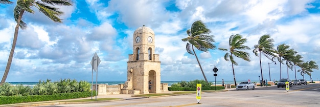 Torre del reloj de Worth Avenue en Palm Beach, Florida, EE.UU.