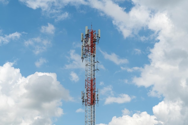 Torre repetidora de antena en el cielo azul.