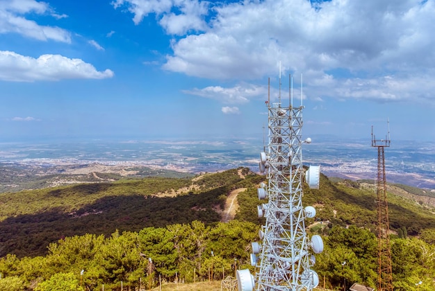 Foto una torre rl con una montaña al fondo