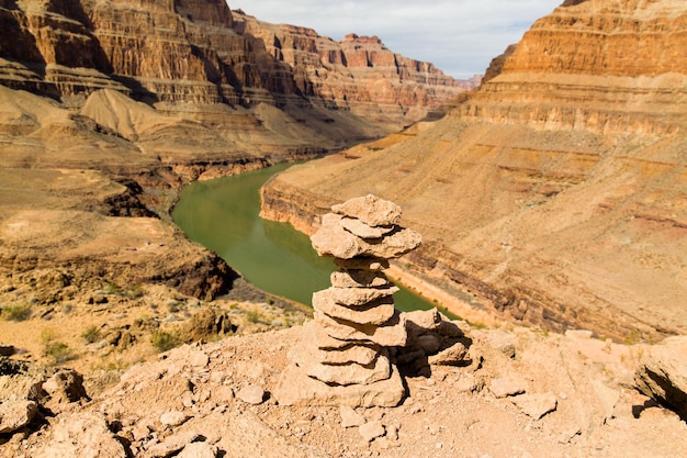 torre de rocas en el Gran Cañón y el río Colorado