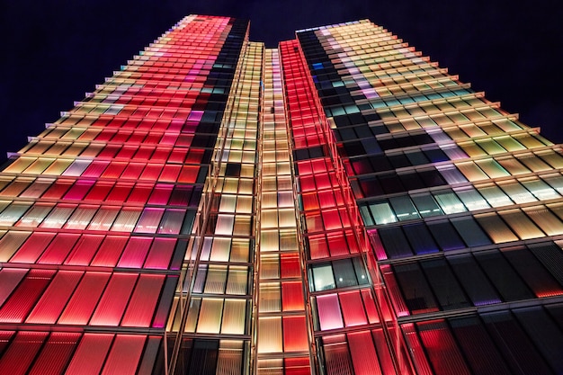 Torre rogier à noite com luzes coloridas