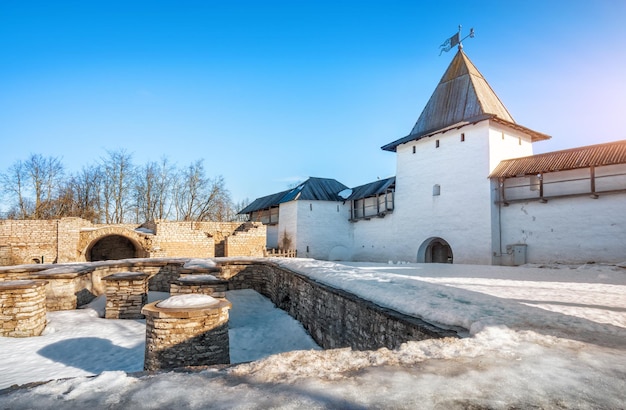 Foto torre rybnitskaya del kremlin de pskov