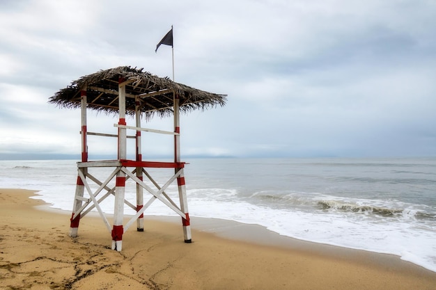 Torre de salvavidas abandonada en la playa con copyspace