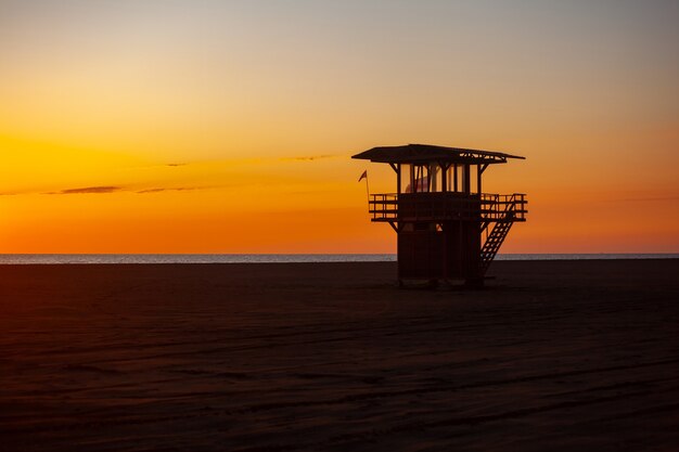 Torre de salvavidas al atardecer en la playa de Poti en Georgia. Increíble vista del atardecer.