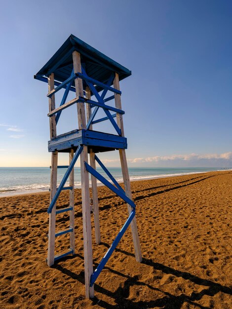 Torre de salvavidas de madera en la playa