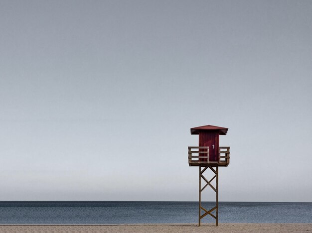 Foto torre de salvavidas por el mar contra el cielo