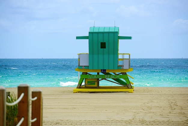 Torre de salvavidas en miami beach día soleado en miami beach