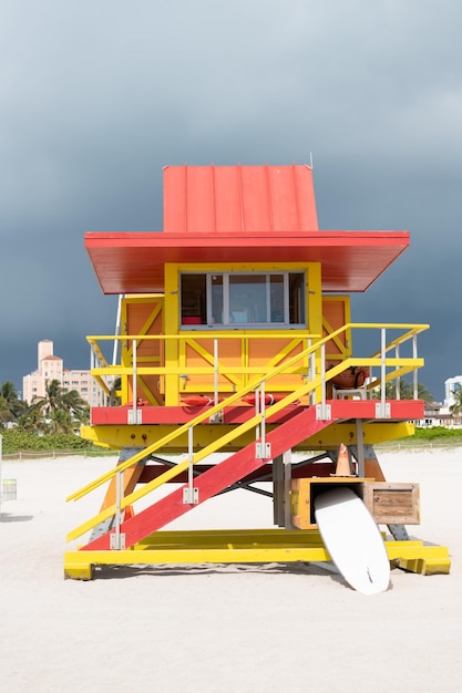 Torre de salvavidas en Miami, Estados Unidos. Torre de salvavidas en la playa. Vacaciones junto al mar. Vacaciones de verano. Destino de viaje.