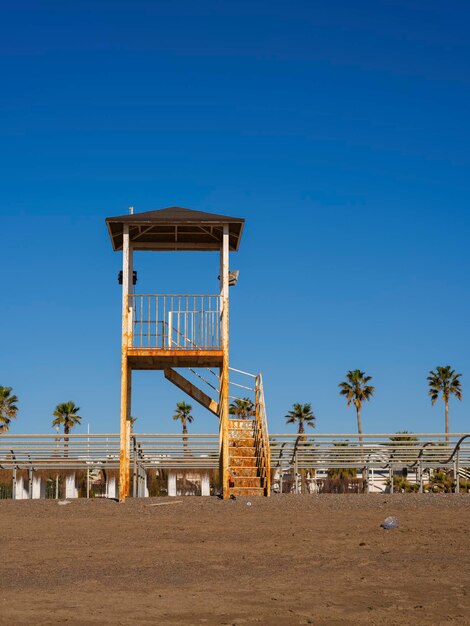 Torre de salvavidas en una playa de arena