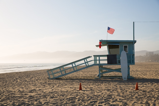 Foto torre de salvavidas de playa de santa mónica en california