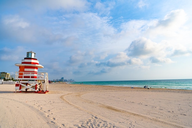 Torre de salvavidas en la playa de verano en el espacio de copia de miami