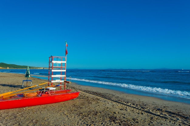 Foto torre de salvavidas en la playa.