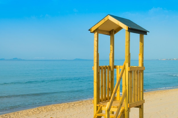 Torre de salvavidas en la playa.