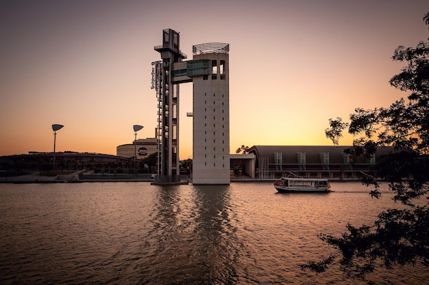 Torre Schindler para testar elevadores Sevilha Espanha