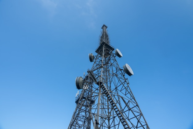 Torre de señales en la cima de la montaña.