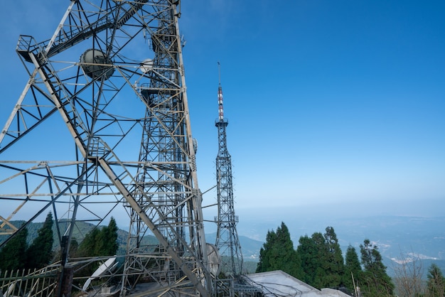 Torre de señales en la cima de la montaña.