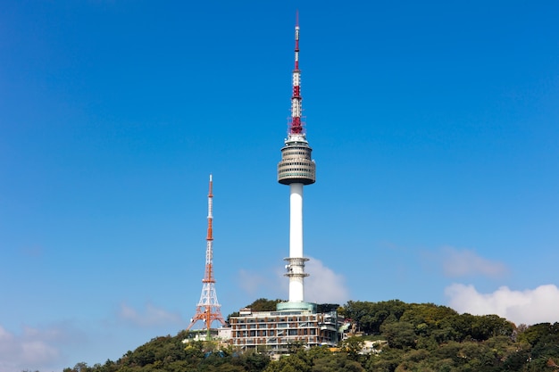 Foto torre de seúl ubicada en la montaña namsan con cielo azul nubes blancas en seúl, corea del sur.