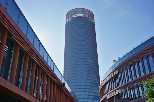 Foto torre sevilla ou torre pelli (torre de sevilha ou torre pelli), o edifício mais alto da cidade, perto do centro comercial.