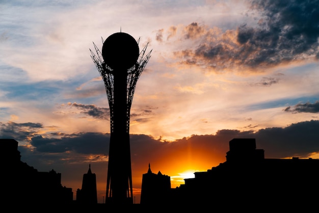 Torre de silueta Bayterek en Astana, capital de Kazajstán, en una hermosa puesta de sol