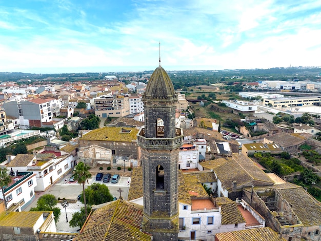 Torre sineira da antiga igreja na cidade