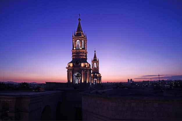 Torre sineira da Catedral de Arequipa, no Peru